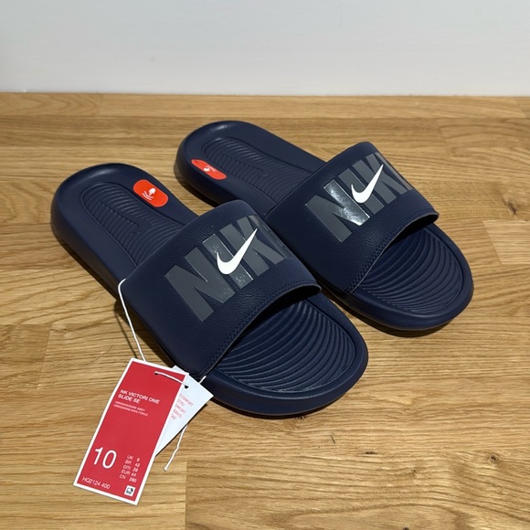 Brand new pair of men’s Nike Victori One size 10 - Picture 1 of 4